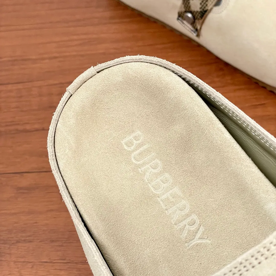 P360 Burberry's new men's checkered leather Urchin half-flop. Made of soft suede cowhide and calfskin, these half-flop sandals feature an adjustable B-shaped buckle strap and are decorated with the signature sand-colored Burberry check in jacquard worsted. The upper wraps around the midsole and is paired with a sole made of the same upper material with an embossed logo on the heel and a wavy rubber outsole embellished with the Burberry lettering. Fashionable and casual! Comes with full set of original packaging dust bag! Code number: 39-40-41-42-43-44 standard code (38/45 can be customized and returns and exchanges are not supported) No. 012